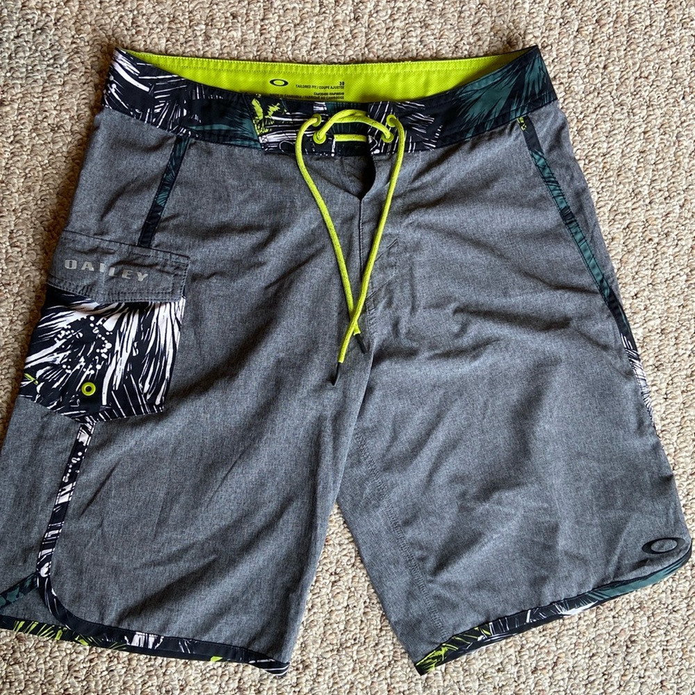 Gray Oakley men’s board shorts